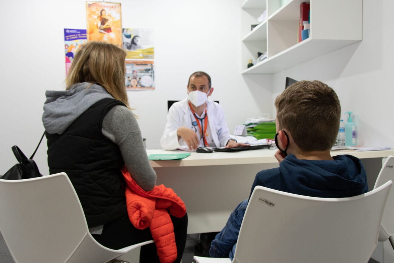Médico del Hospital de Dénia atendiendo a una familia ucraniana refugiada