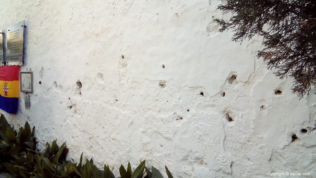 Muro del cementerio de Dénia dañado por las balas de pelotones de fusilamiento
