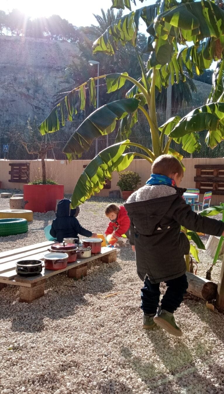 Niños jugando en las instalaciones exteriores del centro