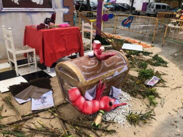 Ninot de una gamba roto por el viento