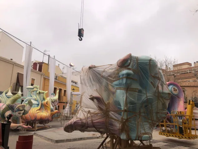 El tiempo en Dénia para Fallas: alerta amarilla, polvo y ¿gota fría? 1 Imagen: Ninots de la falla Oeste bajo el cielo encapotado