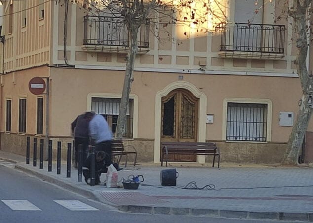 Opinión Compromís per Dénia: «Comunicat sobre la política de 'fer i desfer' de l’equip de govern en la plaça Valgamediós» 3 operarios retirando los bolardos en la plaza