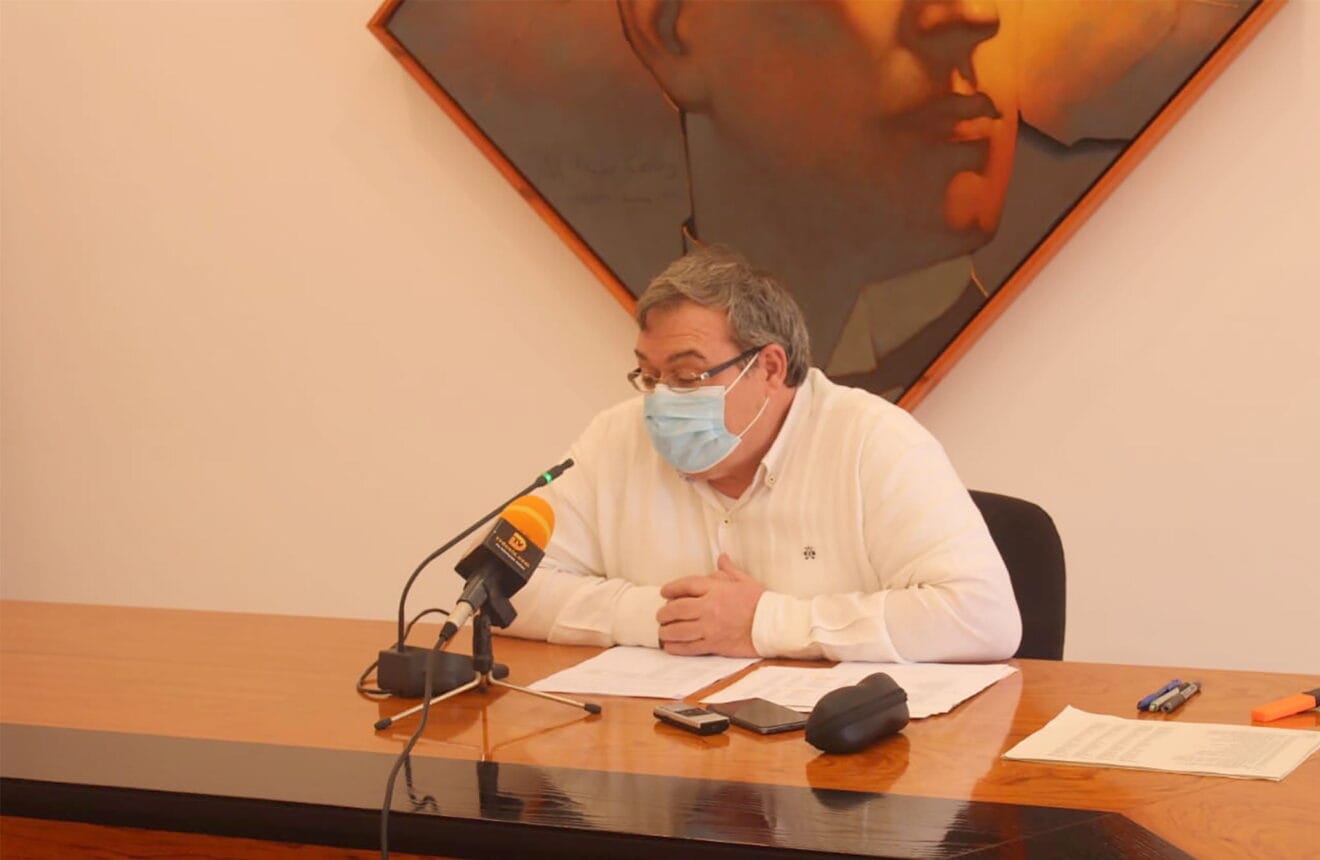 Paco Roselló, concejal de Hacienda, durante una rueda de prensa