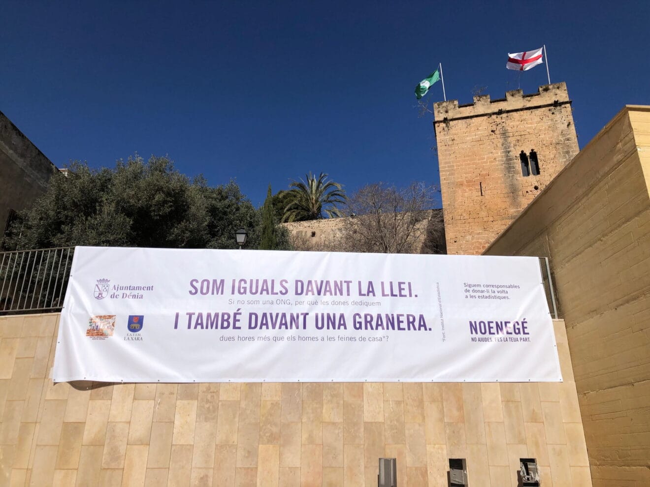 Pancarta en la plaza del Consell de Dénia por la campaña del Día de la Mujer