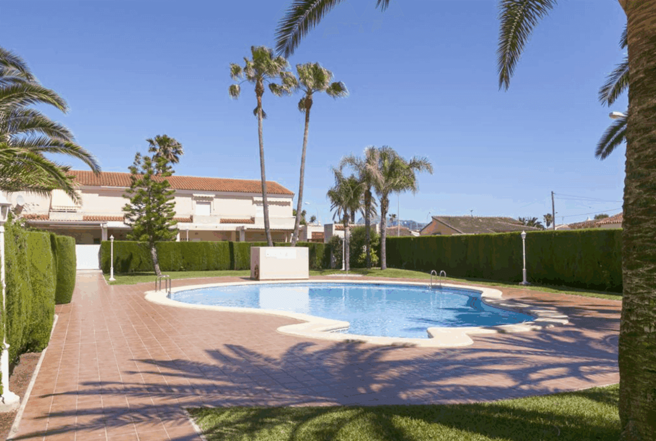 Piscina comunitaria del adosado en alquiler vacacional