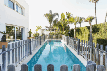 Piscina con rejas de la vivienda