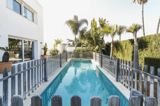 piscina con rejas de la vivienda