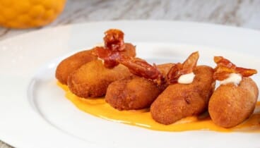 Platos tradicionales con ingredientes frescos en Manduc