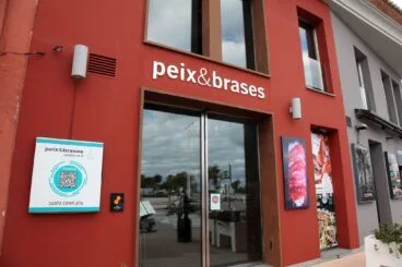 Puerta de entrada al restaurante Peix i Brases