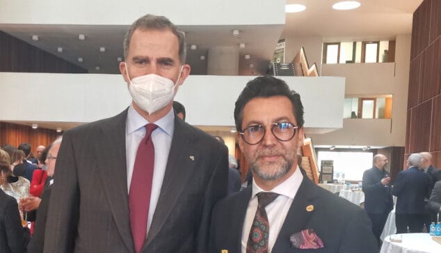 quique dacosta junto a felipe vi durante la entrega