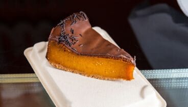Ración de tarta de chocolate y calabaza para llevar