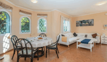 Salón-comedor de la villa en alquiler en Dénia