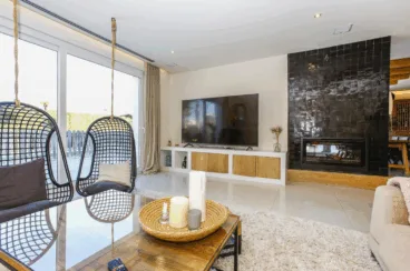 Salón con chimenea y una gran televisión