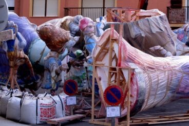 senales de prohibido aparcar en las calles de denia frente a los ninots falleros