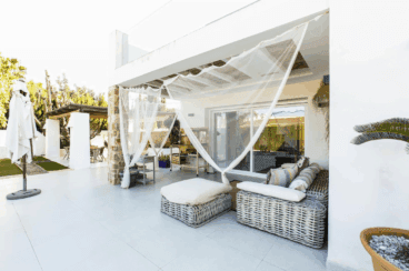 Terraza cubierta con conjunto de exterior y barbacoa exterior