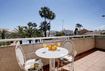 Terraza del adosado con conjunto de exterior y vistas a la piscina