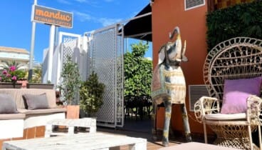 Terraza relajada cerca del mar en Manduc