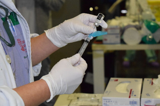 Imagen: Vacunación contra la gripe en el Hospital de Dénia
