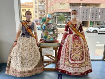 Visita de las falleras a la Oficina de Turismo