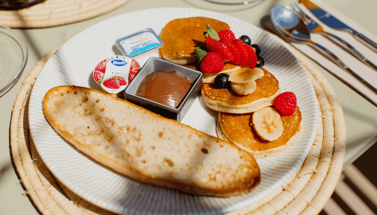 Acompaña tu tostada mañanera con pancakes, nutella y plátano
