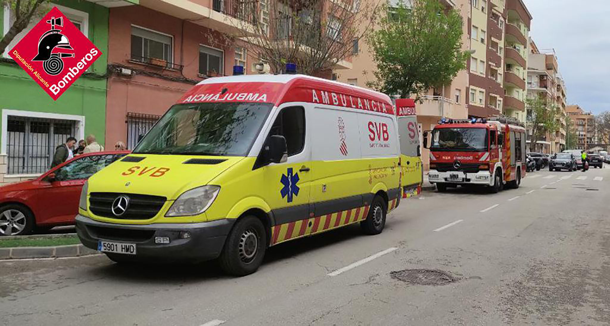 Ambulancia y camión de bomberos en la avenida Marquesado de Dénia