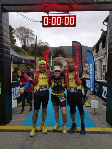 Atletas del Dénia Corre en la línea de salida