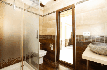 Baño con plato de ducha y ventana vertical