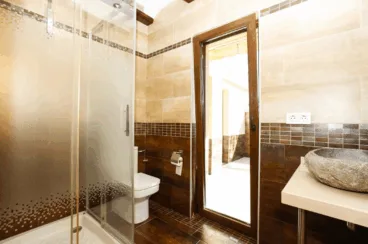 Baño con plato de ducha y ventana vertical