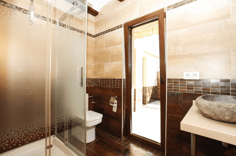 Baño con plato de ducha y ventana vertical