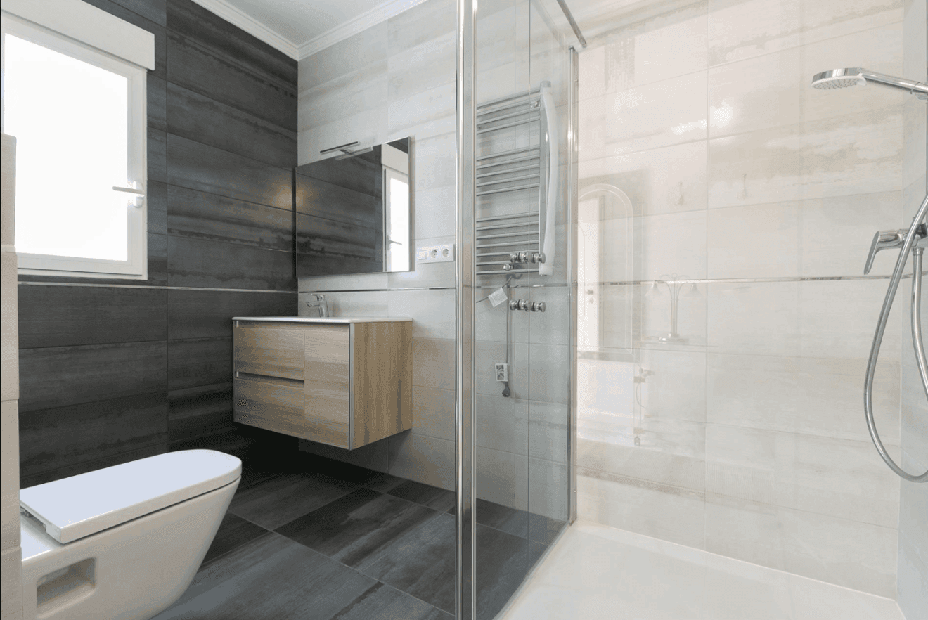 Baño moderno con plato de ducha y lavabo suspendido