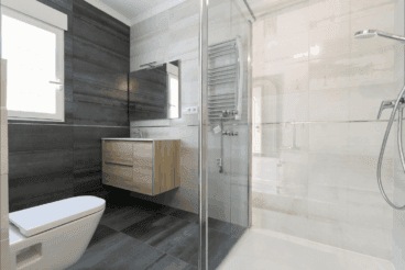 Baño moderno con plato de ducha y lavabo suspendido