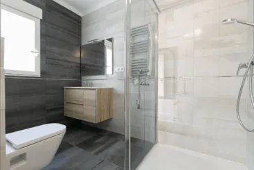 Baño moderno con plato de ducha y lavabo suspendido