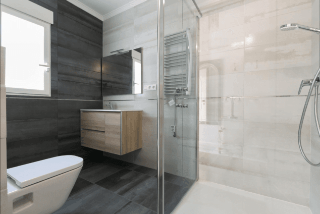 bancc83o moderno con plato de ducha y lavabo suspendido