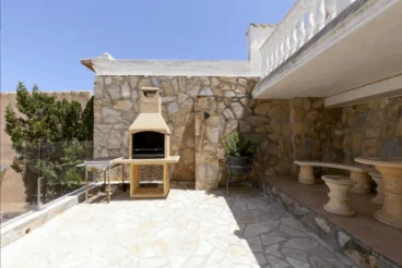 Barbacoa de obra y mesa y sillas de piedra