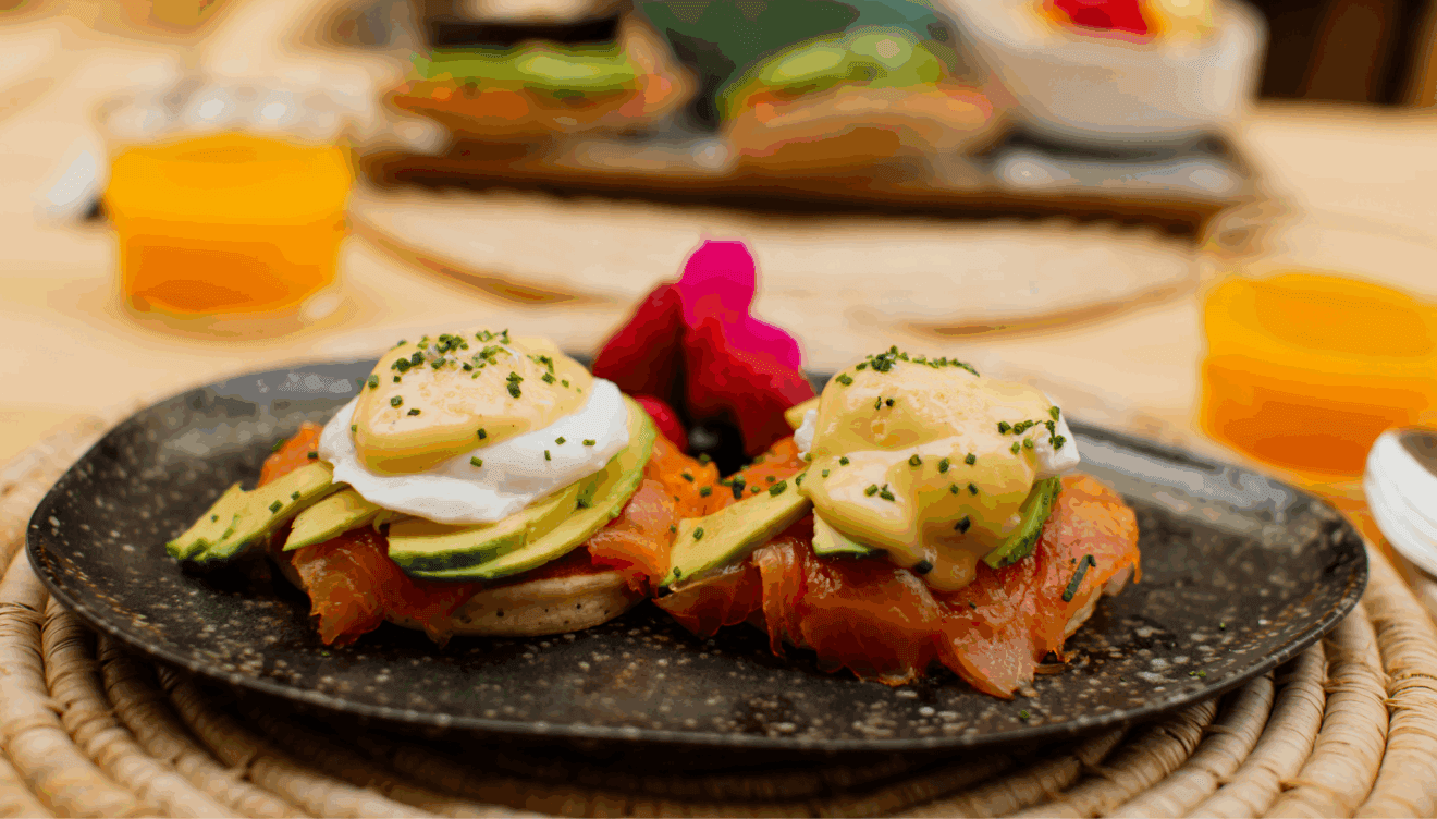 Benedictine huevos pochados, pancakes, aguacate y salmón