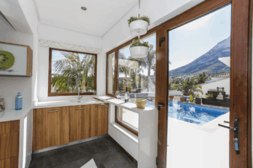 Cocina con estupendas vistas a la piscina y montaña