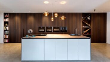 Cocina con isla central y espacio de almacenaje