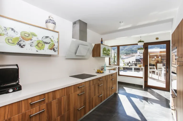 Cocina modular con salida a la piscina