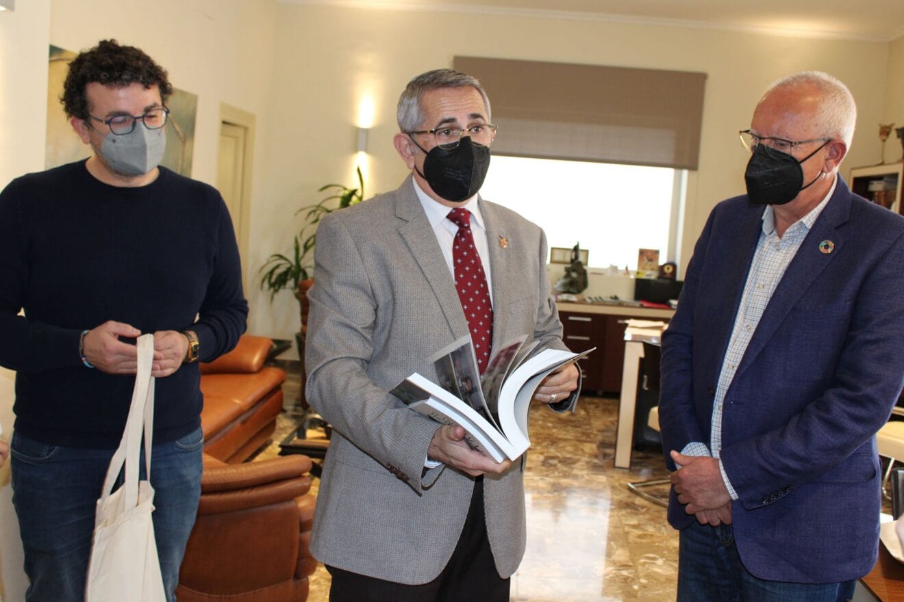 De izquierda a derecha, el concejal de Cultura, Raúl García de la Reina, el presidente de la Fundación Cante de las Minas, Pedro López Milán, y el alcalde de Dénia, Vicent Grimalt