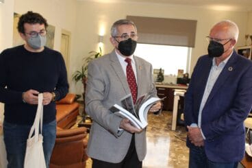 de izquierda a derecha el concejal de cultura raul garcia de la reina el presidente de la fundacion cante de las minas pedro lopez milan y el alcalde de denia