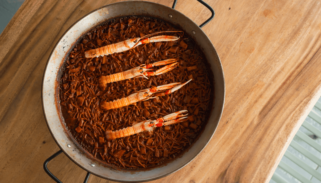 Delicia gastronómica marinera con ingredientes frescos del mercado