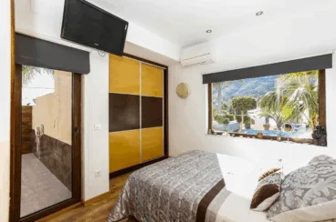 Dormitorio con armario empotrado en Villa Zen