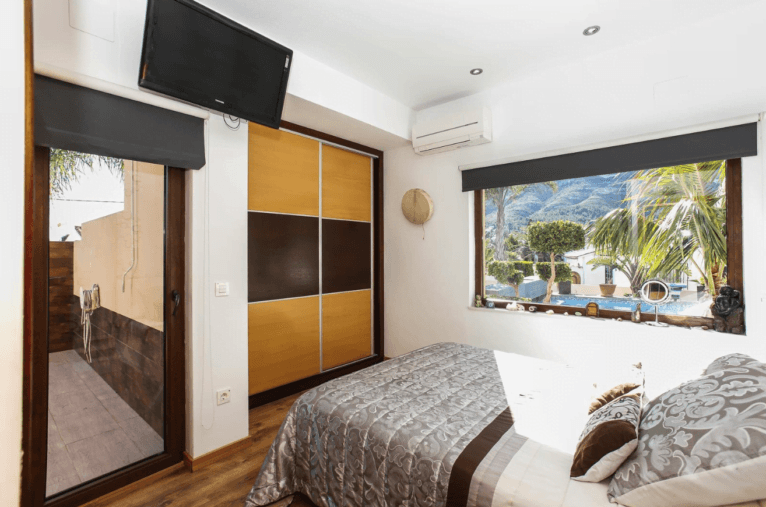Dormitorio con armario empotrado en Villa Zen