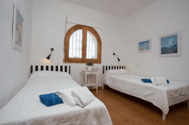 Dormitorio con dos camas individuales