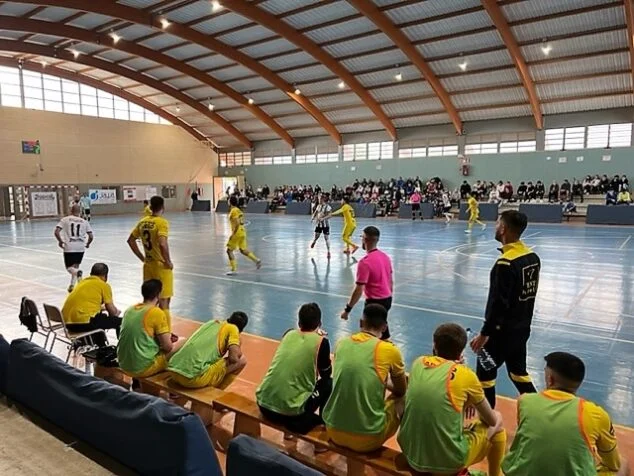 Imagen: El CFS Mar Dénia durante el partido en La Vila