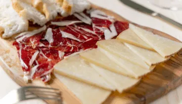El mejor jamón ibérico y queso curado en este restaurante de Dénia