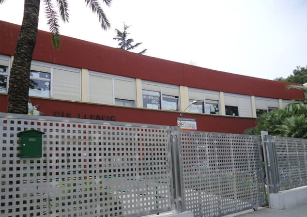 Imagen: Entrada del colegio Llebeig de Dénia