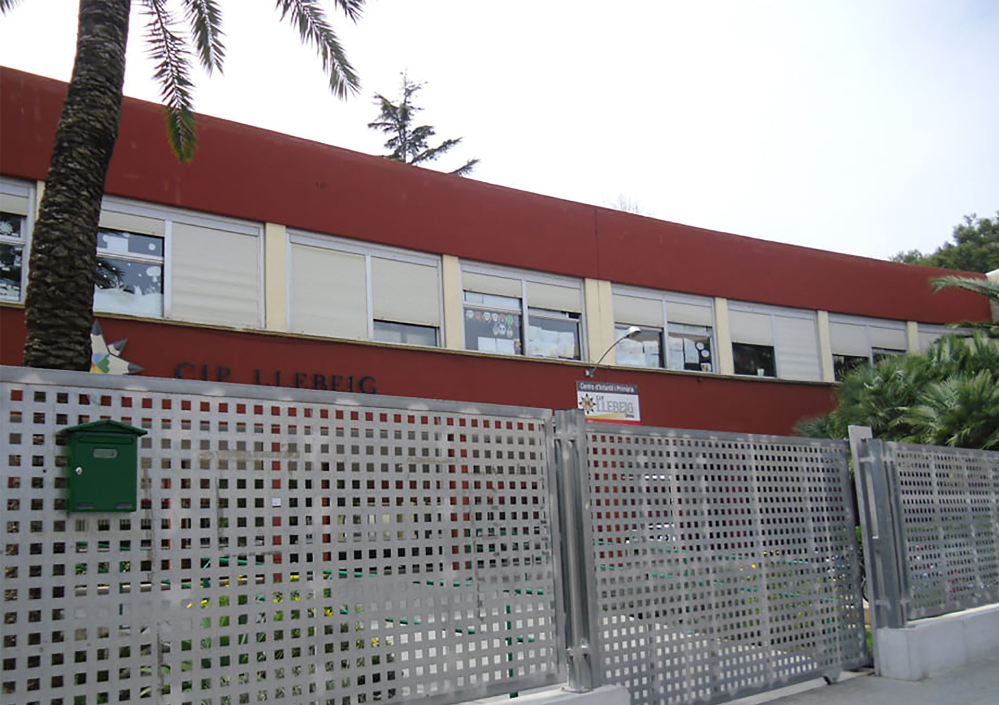 Entrada del colegio Llebeig de Dénia