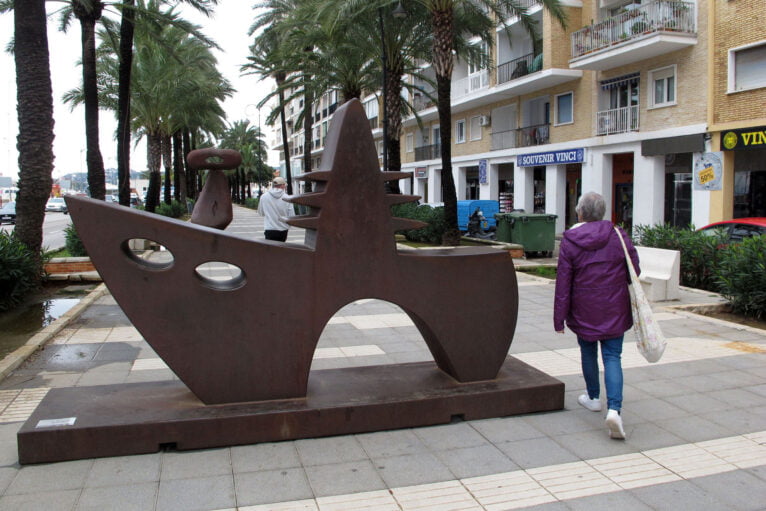 Esculturas de Juan Méjica en el puerto de Dénia 04