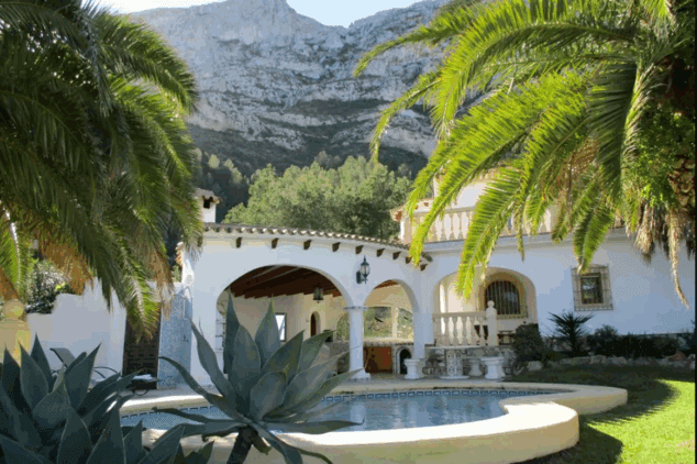 exterior de la montancc83a junto al montgo con piscina privada